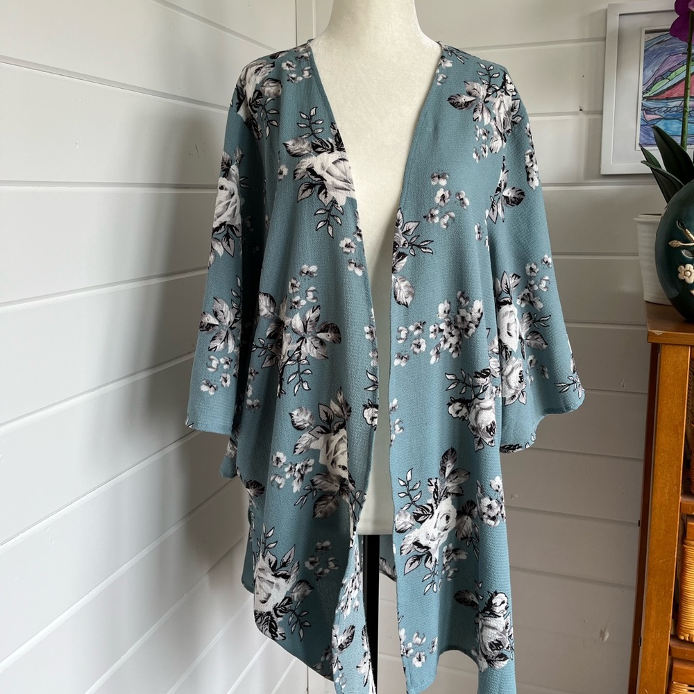 Beautiful Blue Kimono in Blue Size XL, white & black floral patterns, like new